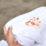 Beyaz gömleklerden lekeleri çıkarmanın yolları