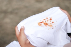 Beyaz gömleklerden lekeleri çıkarmanın yolları