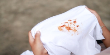 Beyaz gömleklerden lekeleri çıkarmanın yolları