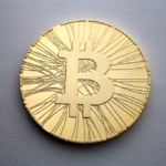 Bitcoin temsili metal madeni para
