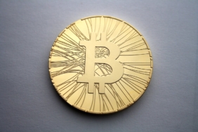 Bitcoin temsili metal madeni para