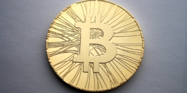 Bitcoin temsili metal madeni para