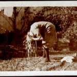 Boyalı saçı yıkayan kişi