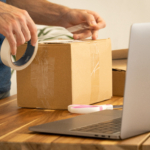 Paketlenmiş kargo kutuları ve çevrimiçi sipariş hazırlığı