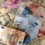 Farklı ülkelerin banknotları ve ödeme terminali