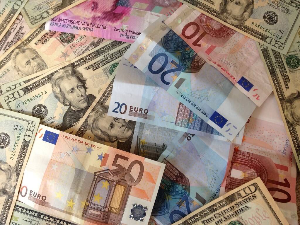 Farklı ülkelerin banknotları ve ödeme terminali