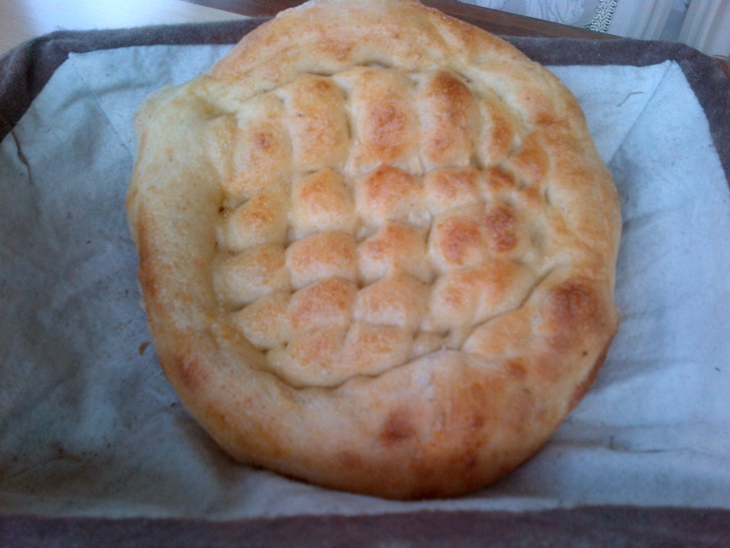 Fırından yeni çıkmış susamlı Ramazan pidesi