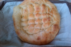 Fırından yeni çıkmış susamlı Ramazan pidesi