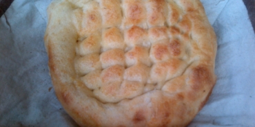 Fırından yeni çıkmış susamlı Ramazan pidesi