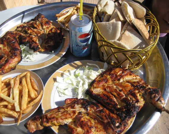 Sebze ve salata ağırlıklı hafif yemek tabağı
