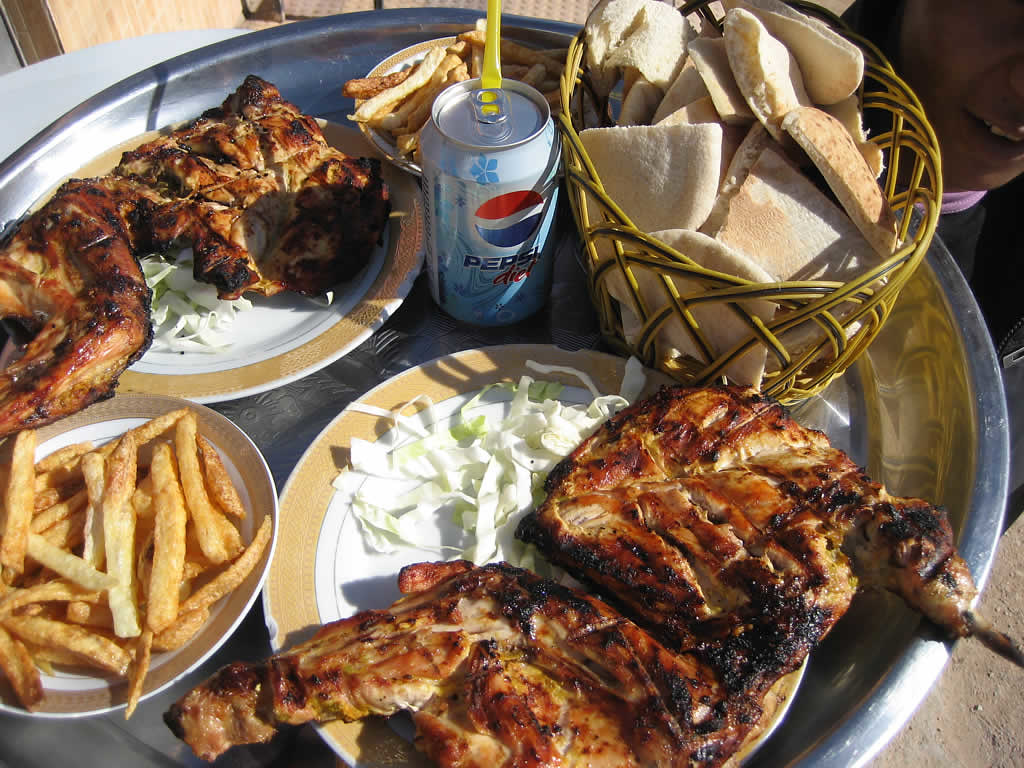 Sebze ve salata ağırlıklı hafif yemek tabağı