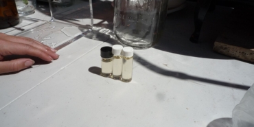 Lavanta yağı ve lavanta çiçekleri
