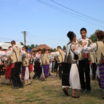 Müzik eşliğinde dans eden çift