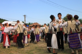 Müzik eşliğinde dans eden çift