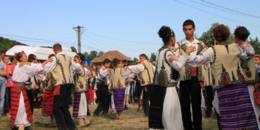 Müzik eşliğinde dans eden çift