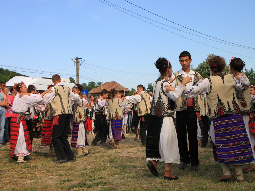 Müzik eşliğinde dans eden çift