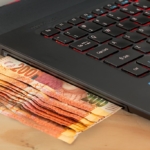 Online alışverişte kartla ödeme yapan kişi