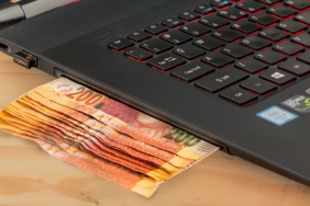 Online alışverişte kartla ödeme yapan kişi