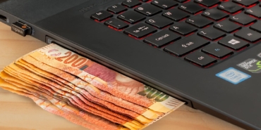 Online alışverişte kartla ödeme yapan kişi