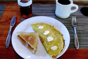 Sahur sofrasında yumurta, peynir, zeytin ve ekmek