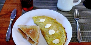 Sahur sofrasında yumurta, peynir, zeytin ve ekmek