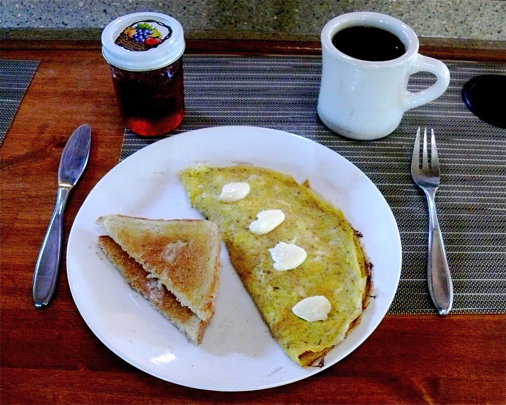 Sahur sofrasında yumurta, peynir, zeytin ve ekmek