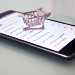 Online alışveriş yapan kişi ve paketler
