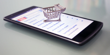 Online alışveriş yapan kişi ve paketler