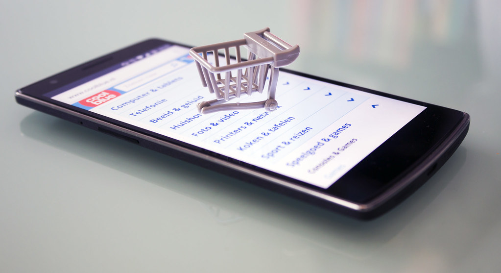Online alışveriş yapan kişi ve paketler
