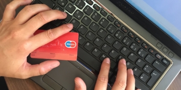 Dizüstü bilgisayarda çevrimiçi mağaza yönetimi
