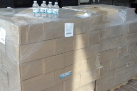 Depoda raflarda düzenlenmiş koliler ve stok sayımı