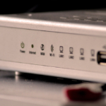 Wi-Fi modem ve laptop