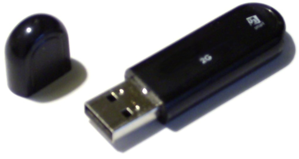 USB bellek ve SD kart bilgisayara takılı